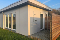 Kolauerhof-Wellnessoase-Aussenansicht-mit-Aussendusche